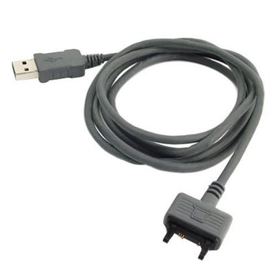 Pilkas USB laidas su dviem skirtingais kištukais, vienas USB, kitas plokščias.