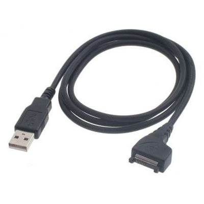 Juodas USB kabelis su plokščiu jungties galu dešinėje, susuktas į kilpą.