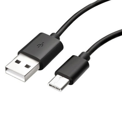 Juodas USB ir USB-C laidas baltoje fone.