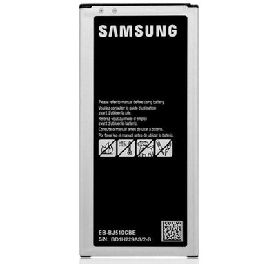 Sidabrinė stačiakampė „Samsung“ baterija su įspėjimais ir QR kodu apačioje.
