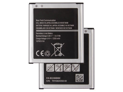 Dvi juodos ir sidabrinės telefonų baterijos su technine informacija ir simboliais.