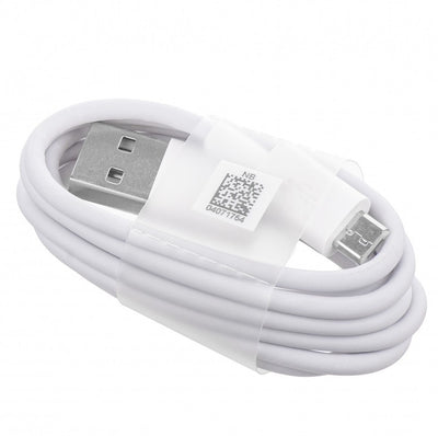 Baltas USB laidas su mikro USB jungtimi, tvarkingai suvyniotas ir apvyniotas etikete.