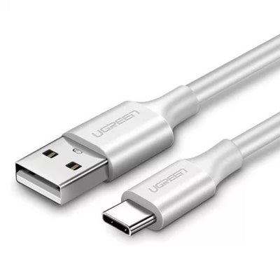 Sidabrinis USB-A į USB-C laidas su užrašu „UGREEN“.