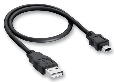 Juodas USB kabelis su dideliu ir mažu jungtimi, lenktas ir padėtas ant balto fono.