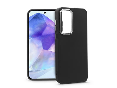 Telefonas su juodu dėklu, ekranas rodo violetines ir mėlynas geometrines formas.