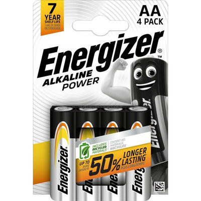 Keturių AA baterijų pakuotė „Energizer“, juodos ir sidabrinės spalvos, su 50% ilgesnio veikimo pažadu.