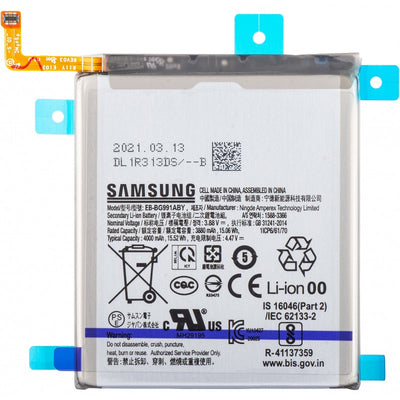 Stačiakampė „Samsung“ baterija su mėlynais lipdukais, juodais simboliais ir oranžiniu kabeliu.