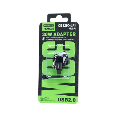 Juodas USB adapteris ant žaliai juodos pakuotės su užrašais „30W Adapter“ ir „USB 2.0“.