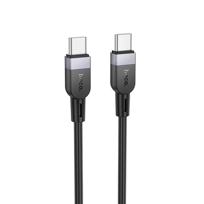 Du juodi USB-C kabeliai su sidabriniais jungčių galais, balto fono.