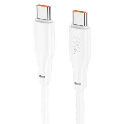 Du balti USB-C kabeliai su oranžiniais akcentais, matomi iš šono.