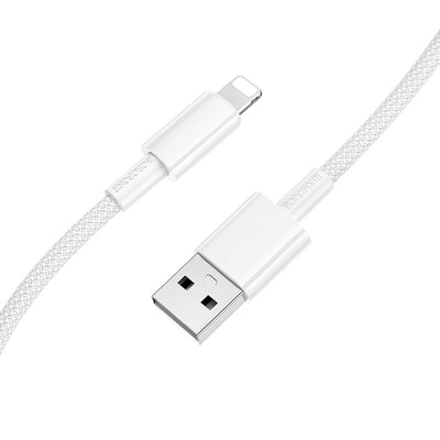 Balta USB ir Lightning jungtis, pintas laidas, balta spalva, rodomas iš arti.