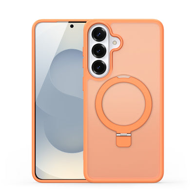 Oranžinis telefono dėklas su trimis kameromis, apskritimo laikiklis, šviesus fonas.