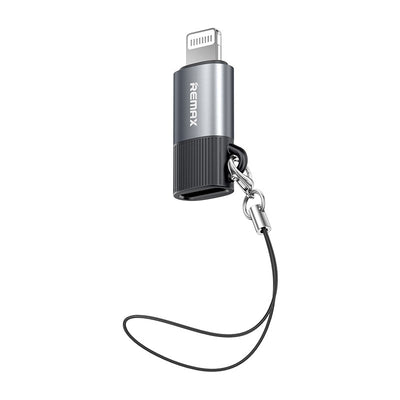 Sidabrinis „Remax“ USB adapteris su juodu dirželiu.