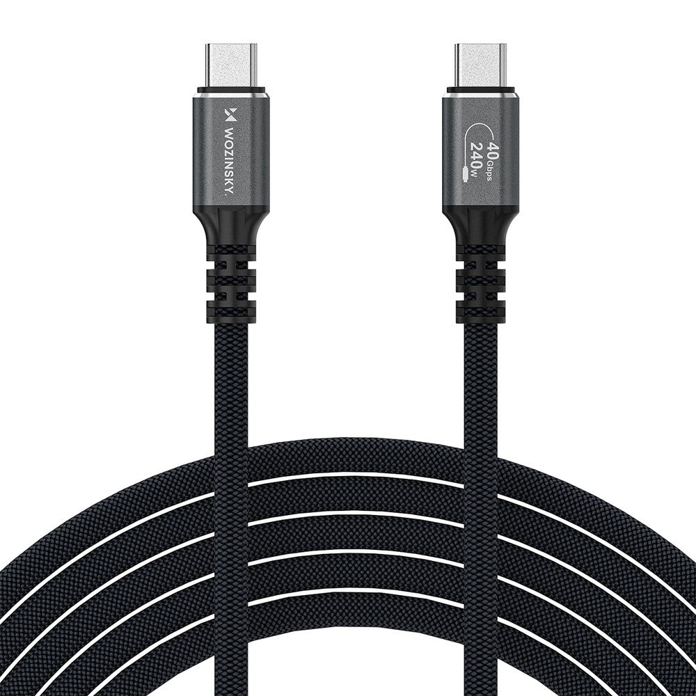 Juodas pintas USB-C kabelis su dviem jungtimis, pažymėtomis baltais simboliais.