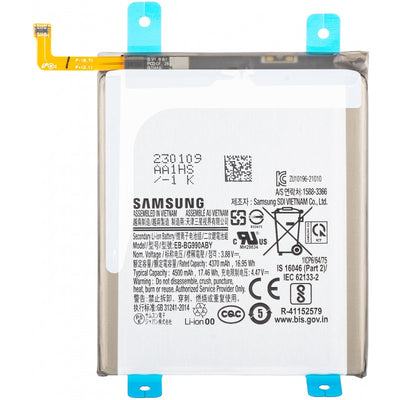 Stačiakampė Samsung baterija su juodu tekstu, mėlynais lipdukais ir geltonu jungties kabeliu.