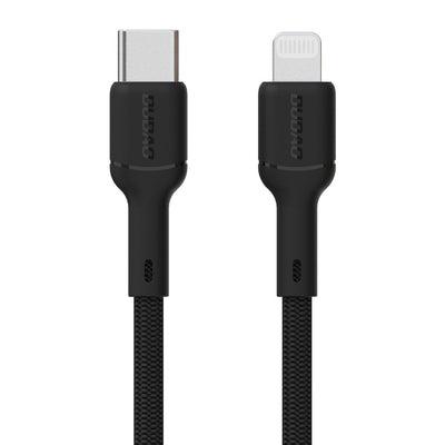Du juodi kabeliai su USB-C ir Lightning jungtimis, pinti, balto fono.
