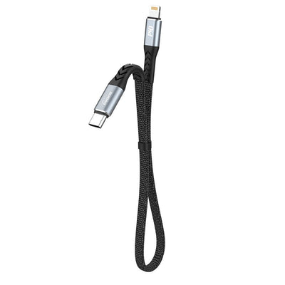 Juodas pintas kabelis su USB-C ir Lightning jungtimis sidabriniais galais.