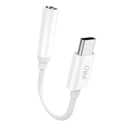 Baltas adapteris su USB-C ir 3,5 mm lizdu, pažymėtas „PRO“.