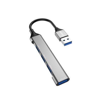 Sidabrinis USB šakotuvas su keturiais prievadais ir trumpu laidu, mėlynos ir juodos spalvos detalės.
