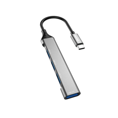 Sidabrinis USB-C adapteris su keliomis jungtimis, juodas laidas ir jungtis.