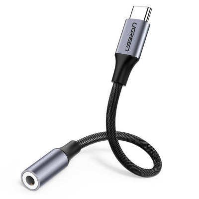 Metalinės pilkos spalvos USB-C adapteris su juodu pintu kabeliu ir 3,5 mm garso lizdu.